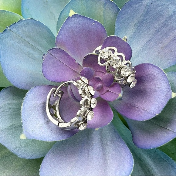 🍀 Huggie Silver Tone Rhinestone Dainty Small Hoop Earrings - Picture 1 of 4